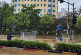 Vĩnh Phúc: Đường biến thành sông, dân cất vó bắt cá giữa phố