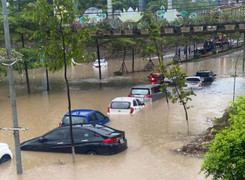 'Bỏ túi' kinh nghiệm lái ô tô mùa mưa ngập
