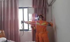 Đang ngủ thấy vướng chân, kinh hoàng phát hiện rắn cực độc trong chăn