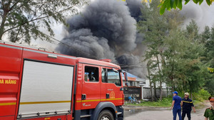 Ảnh: Cháy lớn ở cụm công nghiệp Trảng Nhật, khói đen bao trùm công ty may 