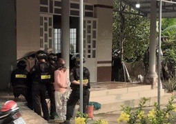 Kiên Giang: Khởi tố kẻ dùng súng khống chế mẹ vợ để ép vợ con quay về