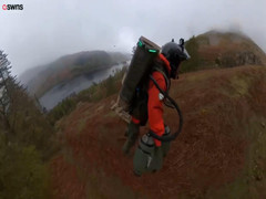 Video: Bộ đồ phản lực bay cao gần 1.000 m trong 3 phút 30 giây