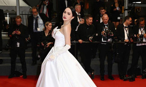 Lần đầu xuất hiện tại LHP Cannes, Hương Giang lộng lẫy như cô dâu