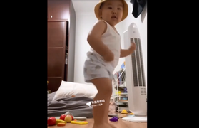 Bé tí đã 'sống ảo', tự quay video nhảy múa cực dễ thương