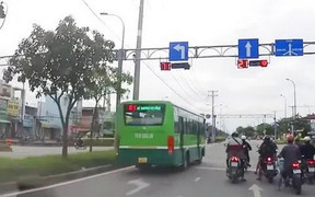 Xử phạt lái xe buýt ở TP.HCM phóng như bay vượt đèn đỏ