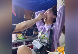 Cô gái bỏng lưỡi vì cười quá to