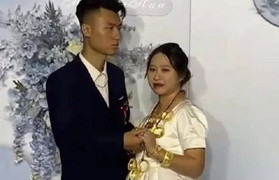 Đám cưới gây xôn xao vì cô dâu đeo vàng trĩu cổ trong khi chú rể mặt như đưa đám