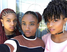 Trong bức ảnh này, người nào là mẹ?