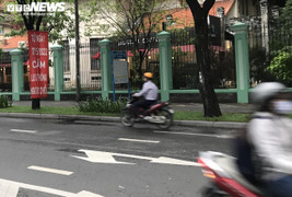 Bất chấp biển cấm, người dân vẫn đi ngược chiều gần khu vực cầu Thủ Thiêm 2 