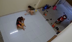 Nghe tiếng sấm, cô gái hết hồn vứt điện thoại 