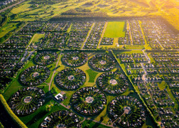 Thành phố độc đáo nơi các căn nhà được xếp thành vòng tròn hệt như chiếc pizza