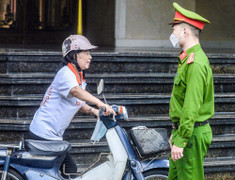 Ảnh: Công an chốt chặn xử lý xe máy, xe đạp đi vào phố đi bộ Hồ Gươm