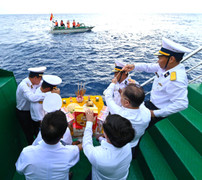 Ảnh: Linh thiêng lễ tưởng niệm các liệt sĩ hy sinh ở nhà giàn DK1