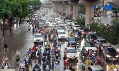 Phố Hà Nội thành sông, nghìn phương tiện chôn chân nhìn nước rút