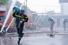 Diễn tập chữa cháy kho chứa gas lớn nhất Hà Nội