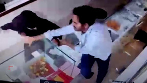 Video: Người phụ nữ mang súng giả đi cướp cửa hàng vàng ở Ấn Độ