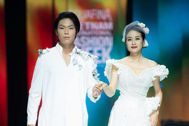 MC Phí Linh bị chồng 'dằn mặt' khi lần đầu diễn thời trang với trai trẻ