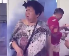 Bị làm khó khi rước dâu, phù rể ném bom khói khiến nhà gái tán loạn