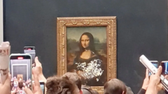 Bức họa nàng Mona Lisa bị ‘tấn công’ bằng bánh kem