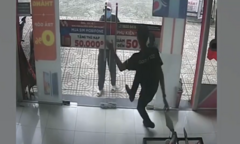 Nam nhân viên 'vồ ếch' vì vội mở cửa cho khách