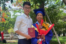 Câu chuyện xúc động đằng sau video triệu view chàng trai mặc áo cử nhân cho mẹ