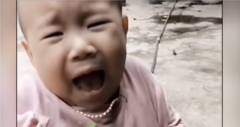 Bé gái 'rùng mình' khi ăn nho chua