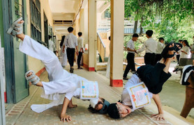 Muôn kiểu check-in bá đạo ngày bế giảng: Không có hài nhất, chỉ có hài hơn