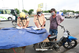 Bị CSGT TP.HCM phạt tiền triệu vì lái xe tự chế, tài xế doạ bỏ luôn xe