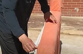 Nhặt được ghế sô pha bên đường, ai ngờ là kho báu