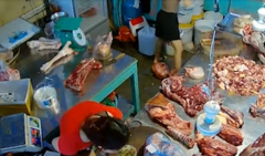 Cô gái bỏng miệng vì tội háu ăn