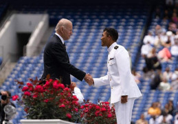 Cậu bé chăn bò tốt nghiệp Học viện Hải quân Hoa Kỳ