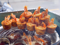 Dạo chơi bến Ninh Kiều mà chưa ăn thử đặc sản bánh cóng thì quả là thiếu sót