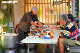 Quán cháo đong đầy nghĩa tình ở TP.HCM, suốt 10 năm chỉ bán giá 1.000 đồng 