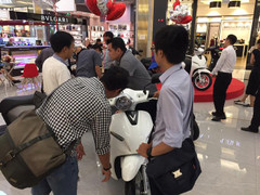 Giá xăng cao kỷ lục, nhiều người chuyển hướng mua xe điện