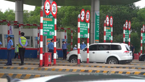 Video: Ngày đầu thu phí không dừng trên cao tốc Hà Nội - Hải Phòng