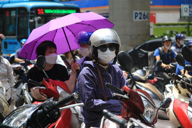 Phụ huynh vạ vật trước cổng trường chờ con thi vào lớp 10 chuyên Sư phạm 