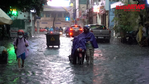 Video: Nhiều tuyến đường ở TP.HCM ngập nặng sau mưa lớn