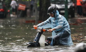 6 mẹo hay bảo vệ xe máy trong mùa mưa ngập