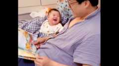 Bé con cười nắc nẻ khi nghe bố đọc truyện 