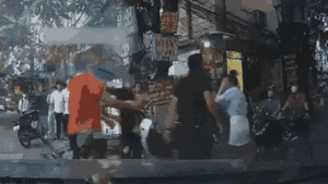 Video: Nữ tài xế bị 2 người đàn ông hành hung sau va chạm giao thông 