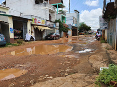 Đắk Lắk: Dân khốn khổ vì đường trăm tỷ chậm tiến độ