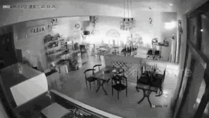 Video: Tài xế ngủ gật, ô tô lao như bay vào cửa hàng BBQ