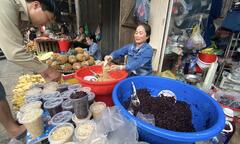 Người Hà Nội tất bật sắm Tết Đoan Ngọ từ sáng sớm