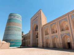 Dáng vẻ độc đáo của ngọn tháp duy nhất được ốp gạch men, đá quý ở Trung Á