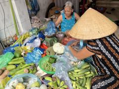 'Bỏng tay' với giá thực phẩm tại chợ truyền thống ở TP.HCM