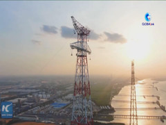 Video: Tháp truyền tải điện cao nhất thế giới bắc qua sông Trường Giang