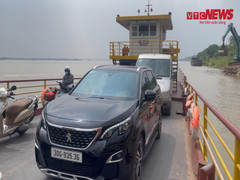 Video: Bến phà qua sông Hồng thu vé cao gấp 4 lần