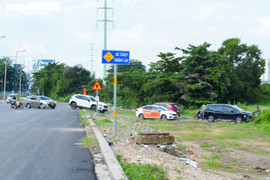 TP.HCM: Né trạm thu phí, ô tô ngang nhiên chạy ngược chiều dưới cầu Rạch Chiếc