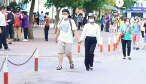 Ảnh: Phụ huynh nắm chặt tay, ôm con trước giờ thi lớp 10