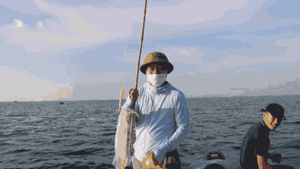 Video: Dong thuyền câu mực, ngư dân kiếm tiền triệu mỗi ngày 